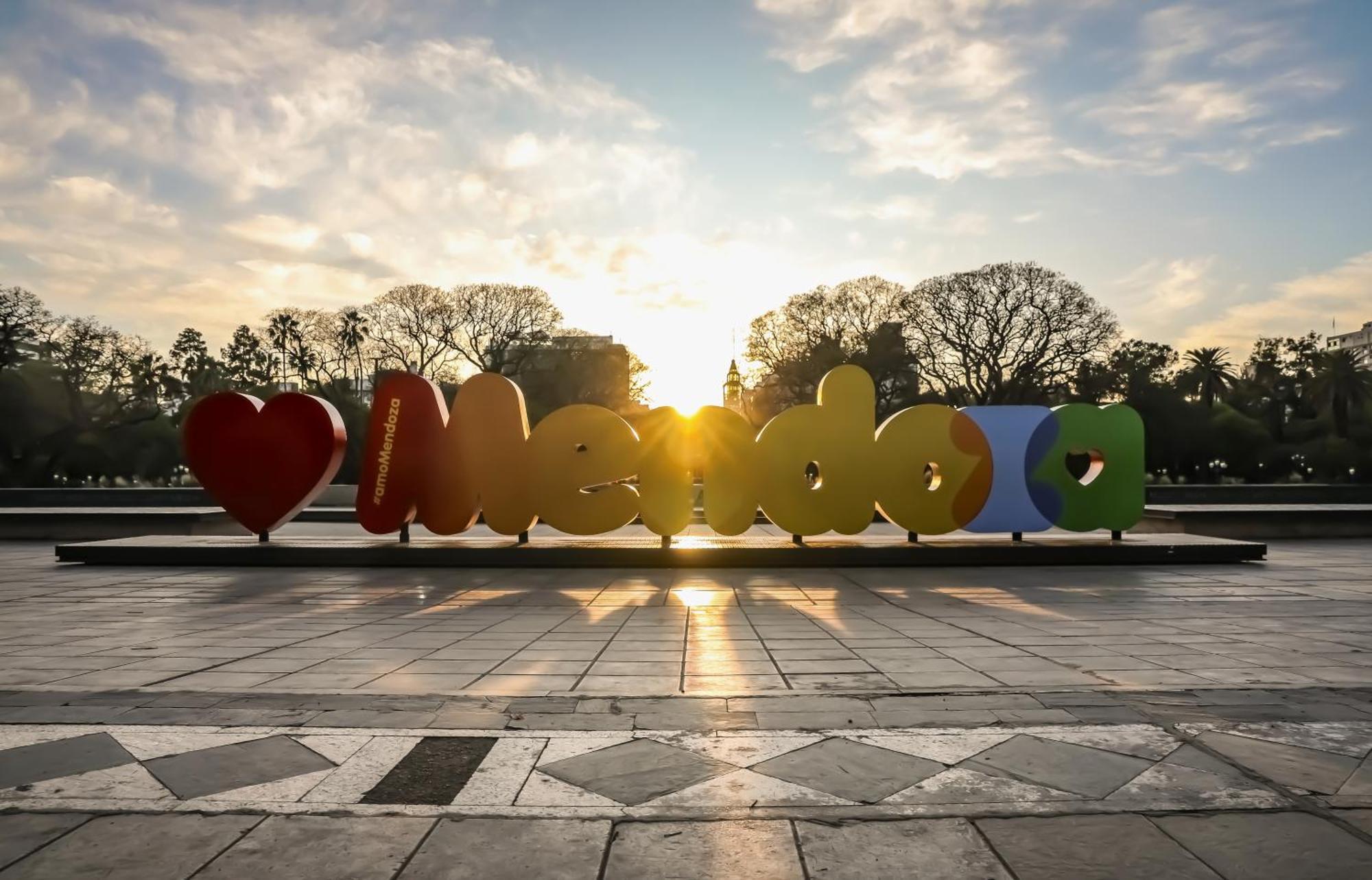 فندق بارك حياة ميندوزا، كازينو آند سبا المظهر الخارجي الصورة The sculpture at sunset