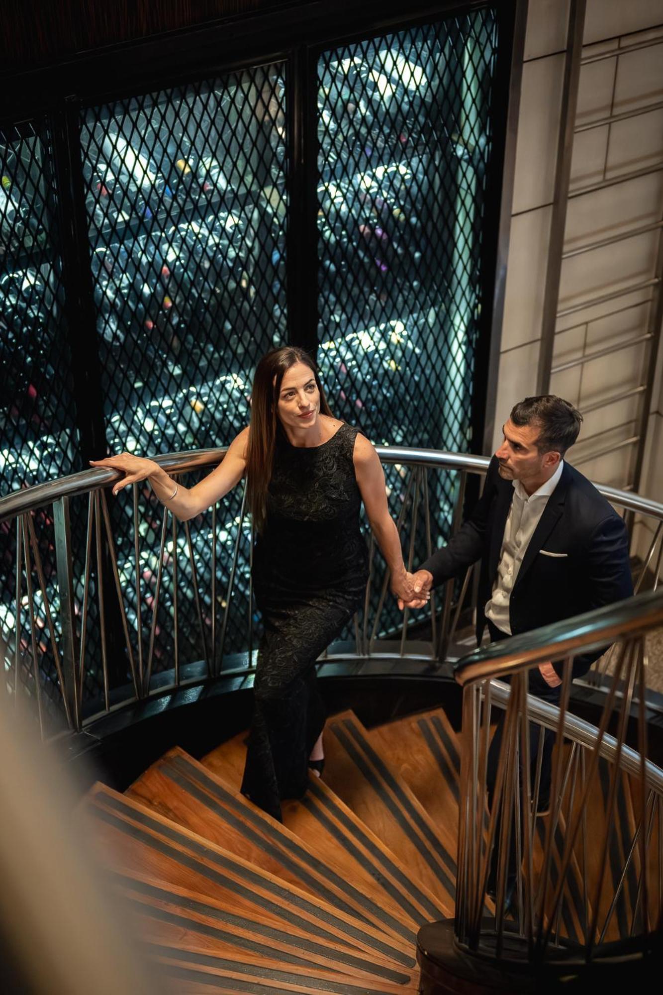 فندق بارك حياة ميندوزا، كازينو آند سبا المظهر الخارجي الصورة A couple descending a spiral staircase
