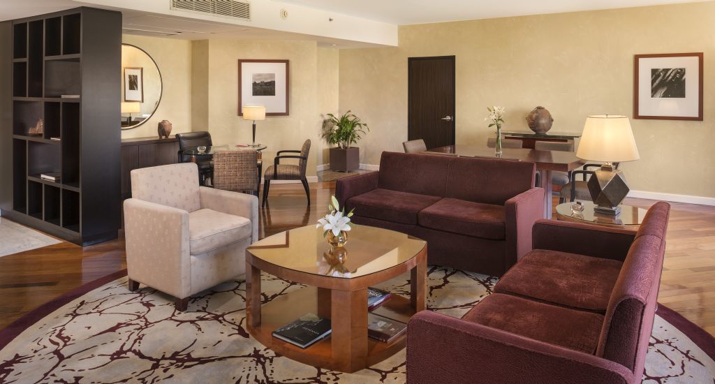 فندق بارك حياة ميندوزا، كازينو آند سبا المظهر الخارجي الصورة A living room in a suite at the Fairmont San Francisco